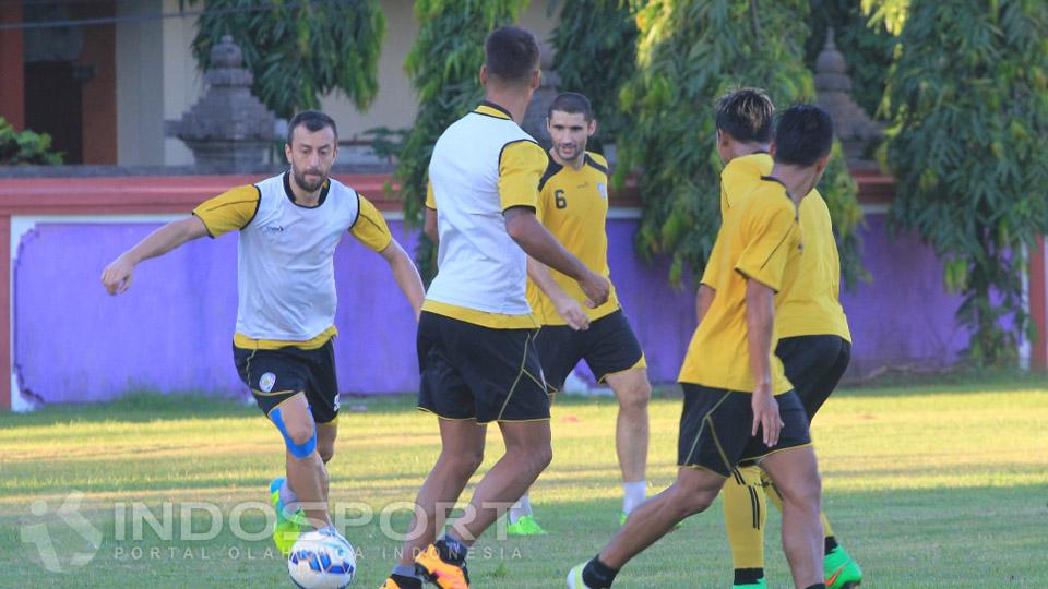 Goran%20Gancev%20tengah%20membawa%20bola%20saat%20latihan%20bersama%20skuat%20Arema.